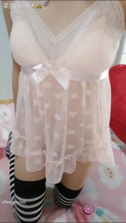 露脸泄密，邻家乖乖女眼镜妹【小芸】高价定制私拍，没了纯只剩下欲，裸舞丝袜诱惑啪啪内射 截图1