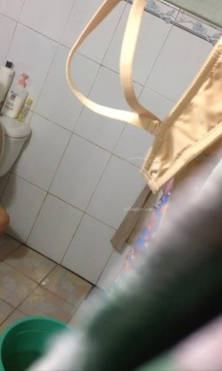 【洗浴合集】出租房缝中、洞中、固定针孔各类小姐姐洗澡秘肤白翘臀大奶视觉盛宴14V，少女的胴体总是这么美好 截图7
