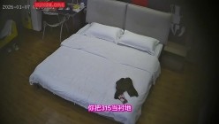 上帝视角 学校老师跟男子开房 看了好久的电视终究被操 夸张的姿势和撞击的速度和力度 让老师大叫不停 截图4