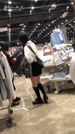 黑色包臀裙 网红脸美女没有穿安全裤直接收下她的窄内有个角度她的翘臀太丰满直接把窄内夹成丁非常诱人 截图1