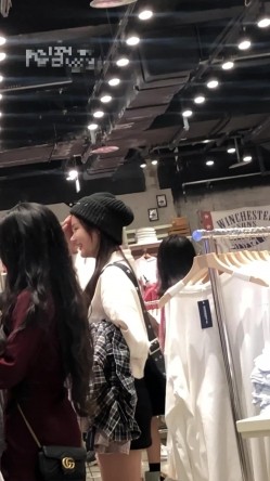 黑色包臀裙 网红脸美女没有穿安全裤直接收下她的窄内有个角度她的翘臀太丰满直接把窄内夹成丁非常诱人 截图2