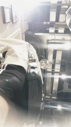 黑色包臀裙 网红脸美女没有穿安全裤直接收下她的窄内有个角度她的翘臀太丰满直接把窄内夹成丁非常诱人 截图9