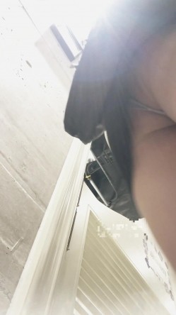 黑色包臀裙 网红脸美女没有穿安全裤直接收下她的窄内有个角度她的翘臀太丰满直接把窄内夹成丁非常诱人 截图13