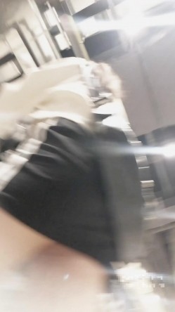 黑色包臀裙 网红脸美女没有穿安全裤直接收下她的窄内有个角度她的翘臀太丰满直接把窄内夹成丁非常诱人 截图16