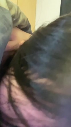 温柔知性漂亮女友私下极度反差，戴着眼镜舔蛋吃鸡露脸啪啪自拍 截图3