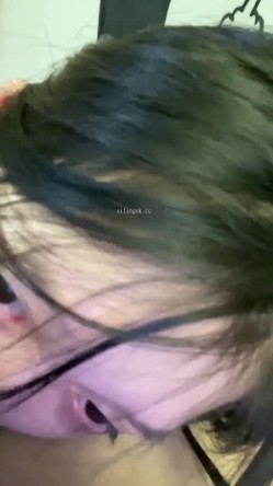 温柔知性漂亮女友私下极度反差，戴着眼镜舔蛋吃鸡露脸啪啪自拍 截图6