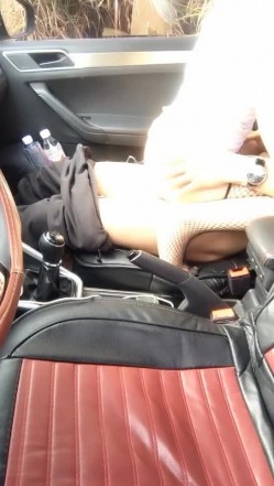 骚气夫妻户外车震啪啪秀第二部 边开车边摸JJ副驾上位骑乘抽插 截图5
