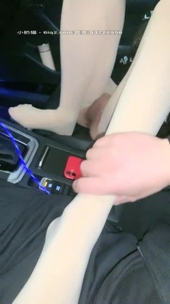 【Avove】系列合集，野战爱好者，带着炮友各地留精，最爱无毛肥逼包臀裙肉丝 截图3
