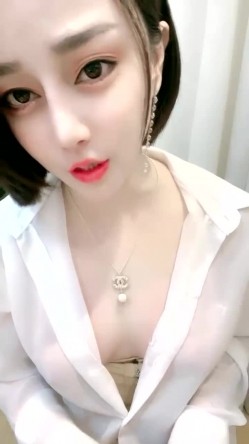 性感红唇大白美乳网红妹子黑丝露奶自摸诱惑，衬衣束腰露出奶子小尺度露逼手指揉搓 截图1