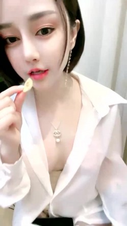 性感红唇大白美乳网红妹子黑丝露奶自摸诱惑，衬衣束腰露出奶子小尺度露逼手指揉搓 截图2