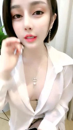 性感红唇大白美乳网红妹子黑丝露奶自摸诱惑，衬衣束腰露出奶子小尺度露逼手指揉搓 截图3