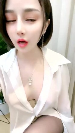 性感红唇大白美乳网红妹子黑丝露奶自摸诱惑，衬衣束腰露出奶子小尺度露逼手指揉搓 截图4
