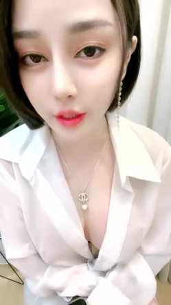 性感红唇大白美乳网红妹子黑丝露奶自摸诱惑，衬衣束腰露出奶子小尺度露逼手指揉搓 截图5