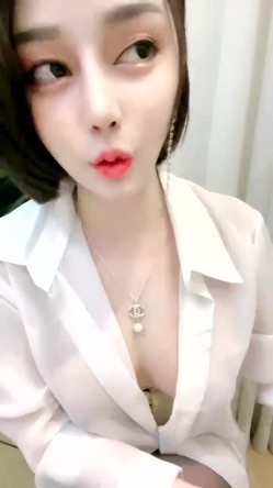 性感红唇大白美乳网红妹子黑丝露奶自摸诱惑，衬衣束腰露出奶子小尺度露逼手指揉搓 截图6