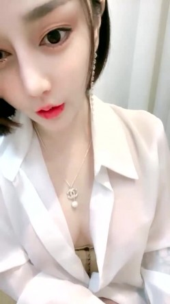 性感红唇大白美乳网红妹子黑丝露奶自摸诱惑，衬衣束腰露出奶子小尺度露逼手指揉搓 截图7