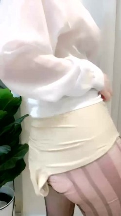 性感红唇大白美乳网红妹子黑丝露奶自摸诱惑，衬衣束腰露出奶子小尺度露逼手指揉搓 截图8