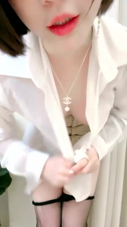 性感红唇大白美乳网红妹子黑丝露奶自摸诱惑，衬衣束腰露出奶子小尺度露逼手指揉搓 截图16