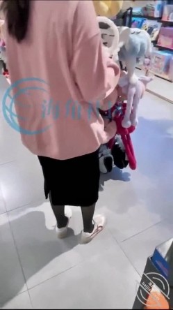 强奸少妇邻居【原创视频】美女少妇邻居夹着无线跳蛋逛商场，在酒店门口射了她一脸】 截图1
