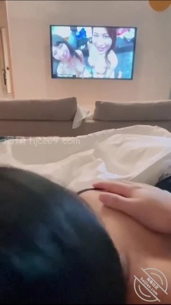 强奸少妇邻居【原创视频】美女少妇邻居夹着无线跳蛋逛商场，在酒店门口射了她一脸】 截图8