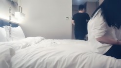 七天探花_赵总代班白衣高颜值外围妹，美乳粉B没草几下起争执没搞了 截图3