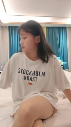 新来的清纯小妹妹全程露脸跟她的男友性爱啪啪，口交大鸡巴让小甜逼，各种姿势抽插把小妹都干疼了表情好骚 截图3