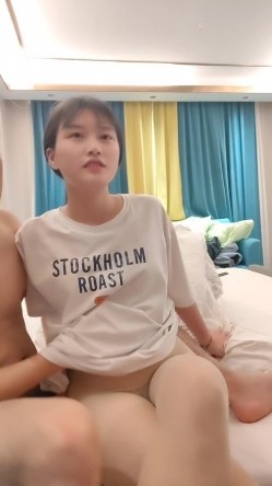 新来的清纯小妹妹全程露脸跟她的男友性爱啪啪，口交大鸡巴让小甜逼，各种姿势抽插把小妹都干疼了表情好骚 截图4