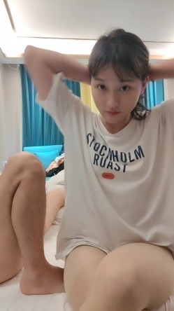 新来的清纯小妹妹全程露脸跟她的男友性爱啪啪，口交大鸡巴让小甜逼，各种姿势抽插把小妹都干疼了表情好骚 截图5