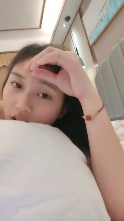 新来的清纯小妹妹全程露脸跟她的男友性爱啪啪，口交大鸡巴让小甜逼，各种姿势抽插把小妹都干疼了表情好骚 截图16
