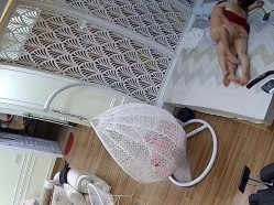 居家摄像头破解土豪大叔和美女老婆的私密生活被曝光 截图1