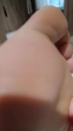 东兴市150的站街小妹，无套内射03年中越混血小美眉，同意拍摄，很骚的小妹妹：你不能拍我脸啊，不给。 截图2