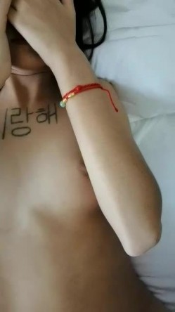 东兴市150的站街小妹，无套内射03年中越混血小美眉，同意拍摄，很骚的小妹妹：你不能拍我脸啊，不给。 截图12