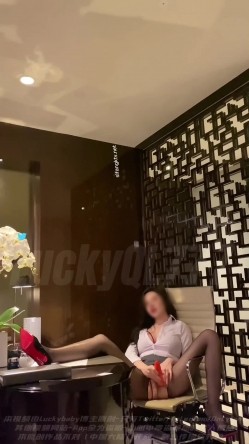 【天府女神 ️高端性爱】顶级淫妻『Lucky』专属新作《黑丝OL秘书和两位老板面对面自慰》怼操浪叫 全程语言刺激拉满 截图10