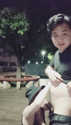非常风骚的少妇和炮友深夜在户外露出口交 回到车里车震啪啪 十分淫荡 截图3