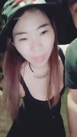 非常风骚的少妇和炮友深夜在户外露出口交 回到车里车震啪啪 十分淫荡 截图4
