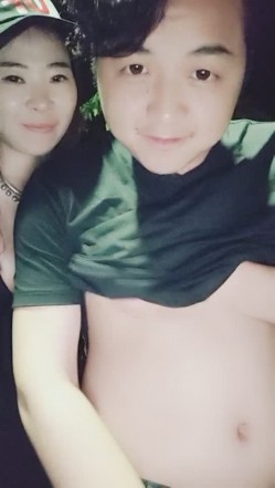 非常风骚的少妇和炮友深夜在户外露出口交 回到车里车震啪啪 十分淫荡 截图5