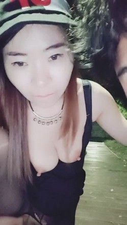 非常风骚的少妇和炮友深夜在户外露出口交 回到车里车震啪啪 十分淫荡 截图6