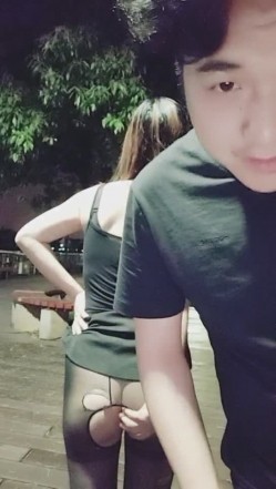 非常风骚的少妇和炮友深夜在户外露出口交 回到车里车震啪啪 十分淫荡 截图9