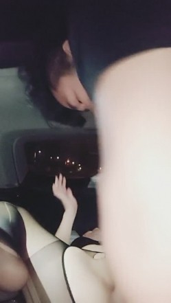 非常风骚的少妇和炮友深夜在户外露出口交 回到车里车震啪啪 十分淫荡 截图15