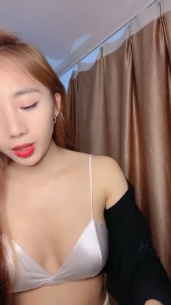 模特身材美腿尤物！情趣装短裙！仰卧大屌插嘴，无毛骚穴骑乘位，娇喘呻吟超诱惑 截图2