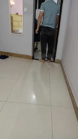 肏表妹的性感闺蜜，不断撩骚挑拨强硬扒光，在醉酒表妹的面前，大鸡巴直接强上她的闺蜜，剧烈反抗到接受！ 截图1