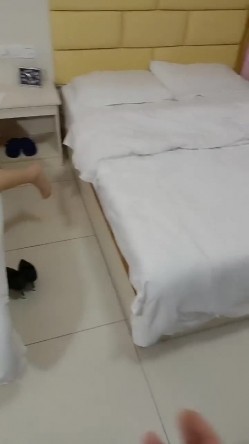 肏表妹的性感闺蜜，不断撩骚挑拨强硬扒光，在醉酒表妹的面前，大鸡巴直接强上她的闺蜜，剧烈反抗到接受！ 截图3