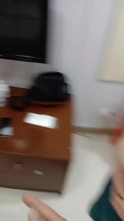 肏表妹的性感闺蜜，不断撩骚挑拨强硬扒光，在醉酒表妹的面前，大鸡巴直接强上她的闺蜜，剧烈反抗到接受！ 截图4