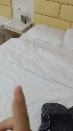 肏表妹的性感闺蜜，不断撩骚挑拨强硬扒光，在醉酒表妹的面前，大鸡巴直接强上她的闺蜜，剧烈反抗到接受！ 截图5