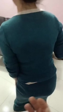 肏表妹的性感闺蜜，不断撩骚挑拨强硬扒光，在醉酒表妹的面前，大鸡巴直接强上她的闺蜜，剧烈反抗到接受！ 截图7