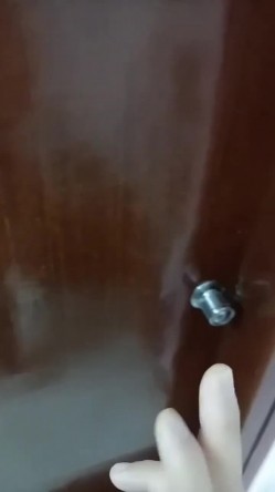 肏表妹的性感闺蜜，不断撩骚挑拨强硬扒光，在醉酒表妹的面前，大鸡巴直接强上她的闺蜜，剧烈反抗到接受！ 截图8