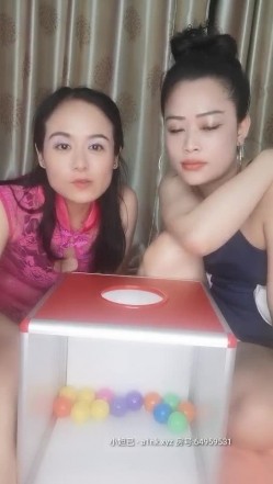 姐妹花陪狼友抽奖玩游戏，全程露脸听指挥吃奶舔逼玩菊花，跳弹黑牛自慰骚逼，还有大姨妈给狼友看逼上的血 截图5
