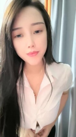 震撼【178小宝贝】一行人到KTV，绿帽男友 在旁辅助，厕所内让富豪狂操女友~富豪的世界 简单又朴实 截图1