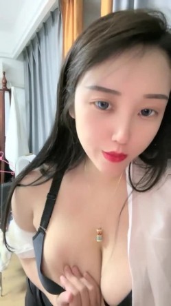 震撼【178小宝贝】一行人到KTV，绿帽男友 在旁辅助，厕所内让富豪狂操女友~富豪的世界 简单又朴实 截图4