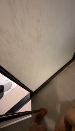 【喝尿母狗】两只母狗开始接客 跪着极端深喉到吐 跪着喝尿 口味真重 截图10