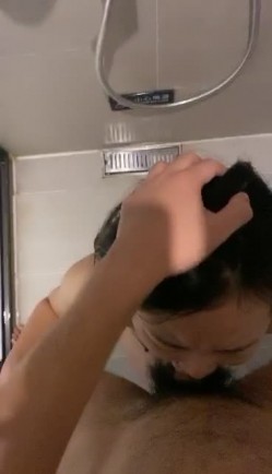 【喝尿母狗】两只母狗开始接客 跪着极端深喉到吐 跪着喝尿 口味真重 截图11